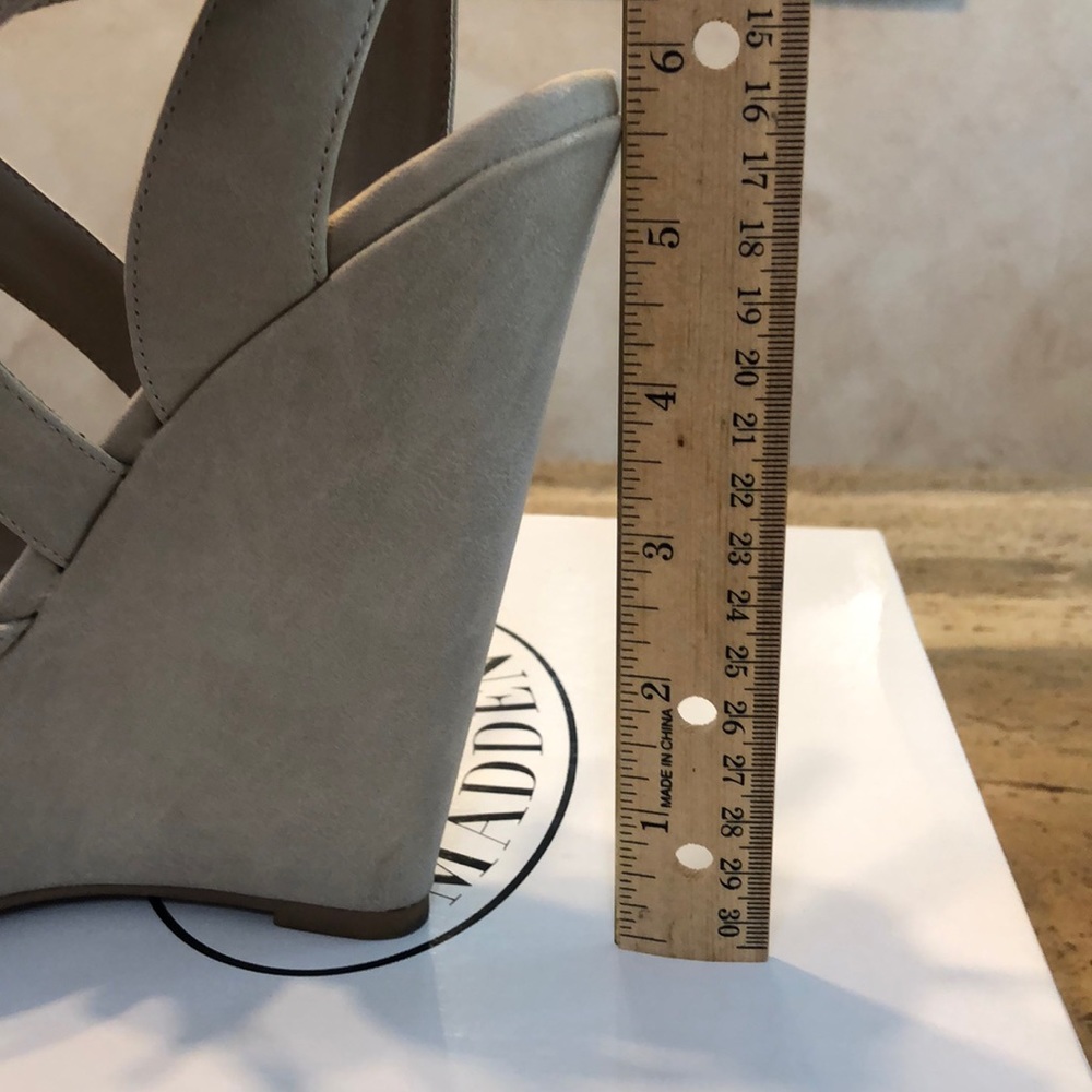 Steve Madden Beige/Tan Suede Wedges! Size 7 - Picture 4 of 8